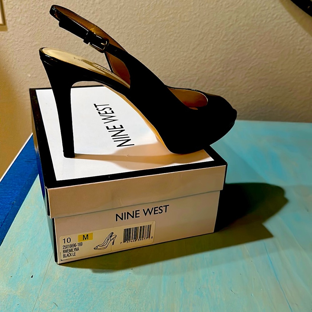 Women’s black shoes sz 10M.